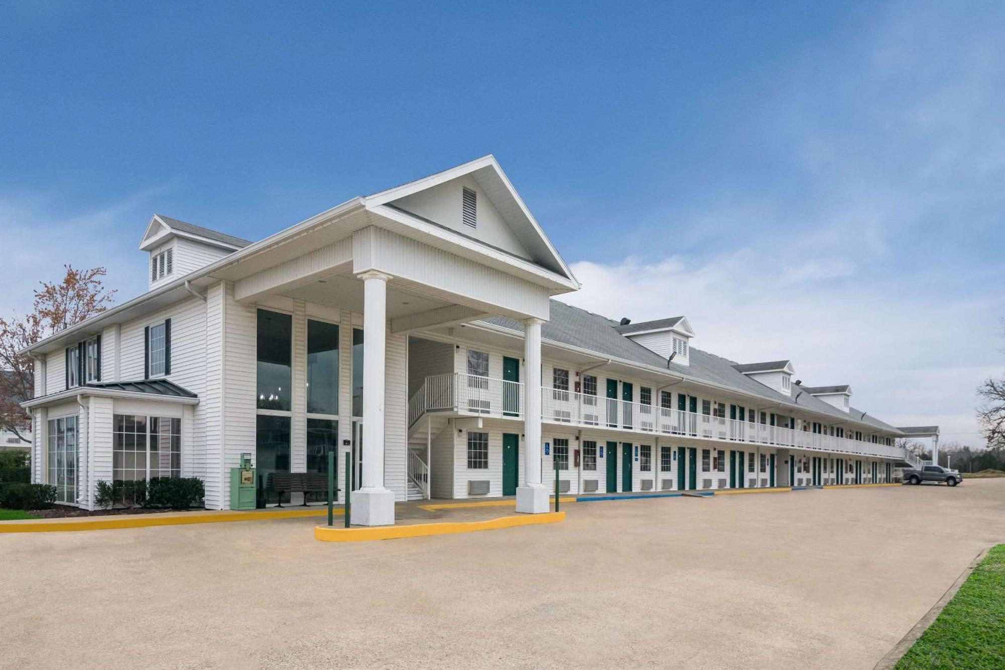 Econo Lodge Branson Theater District Exterior photo